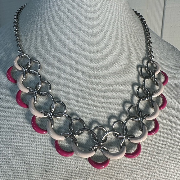 Silver and pink minimalist chain mail design necklace - Picture 3 of 6
